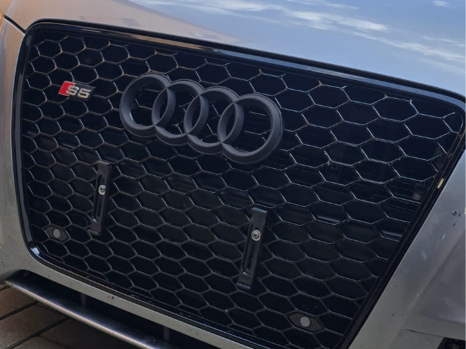 Audi RS Style Wabengrill – Logo-Halter