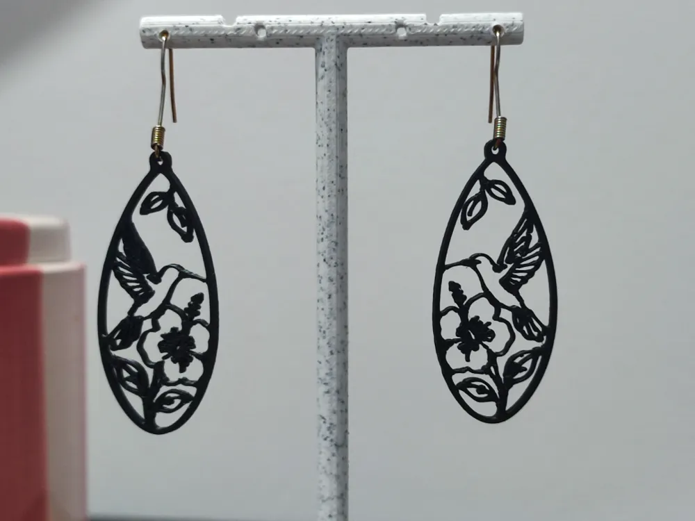 Pendientes: Aretes Colibrí Nocturno. Referencia del modelo original.