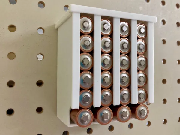 Distributeur de piles AA pour panneau perforé