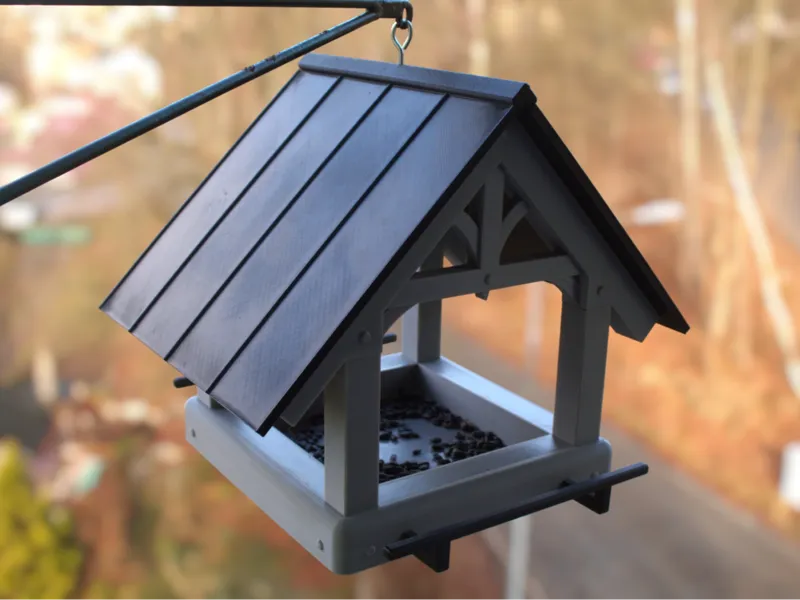 Birdhouse bird feeder