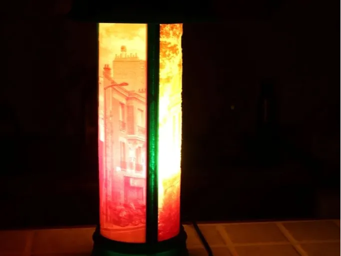 Une colonne Morris avec lithophanies