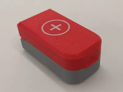 Pill splitter with filament cutter blade