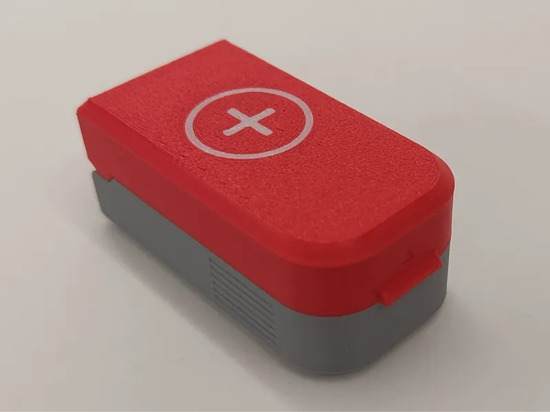 Pill splitter with filament cutter blade