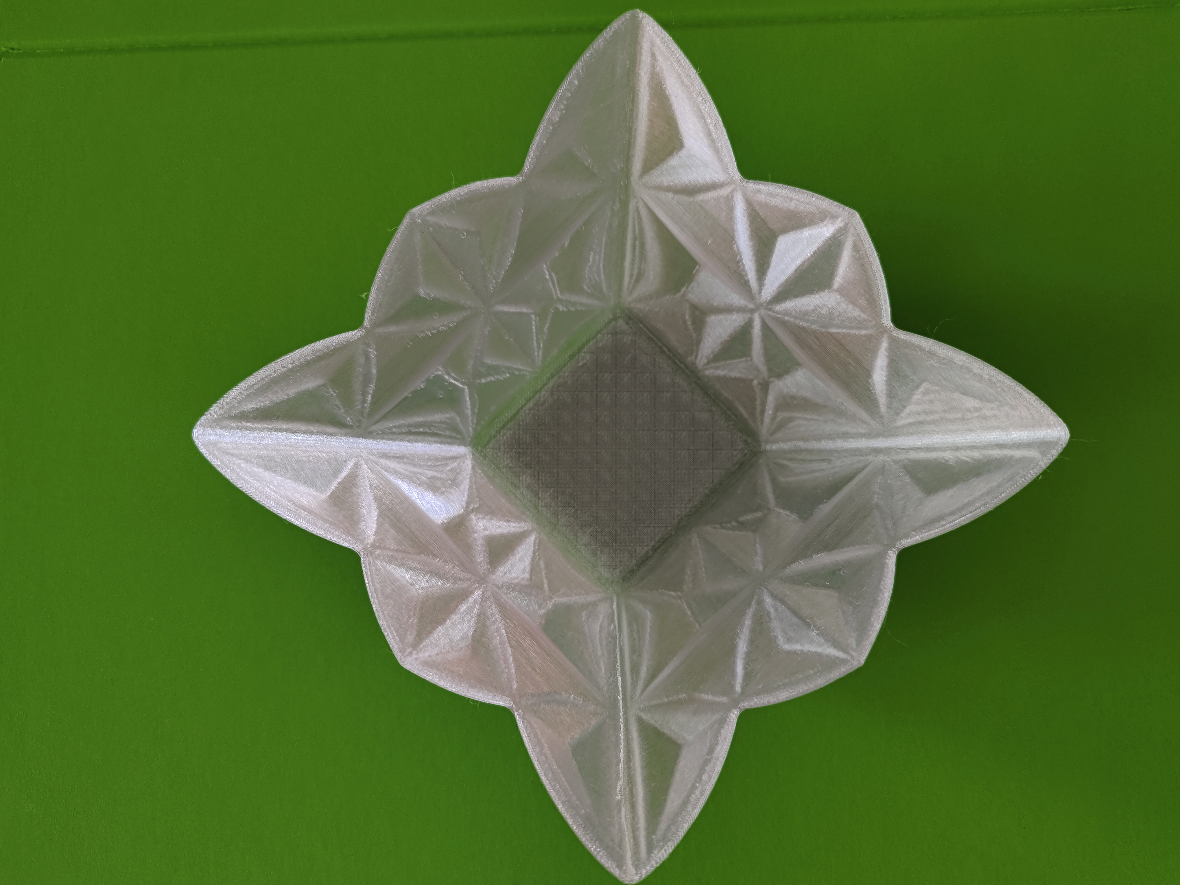 Miniatura 2 do modelo 3D 水晶愣花收纳碗  水果盘  零食盘