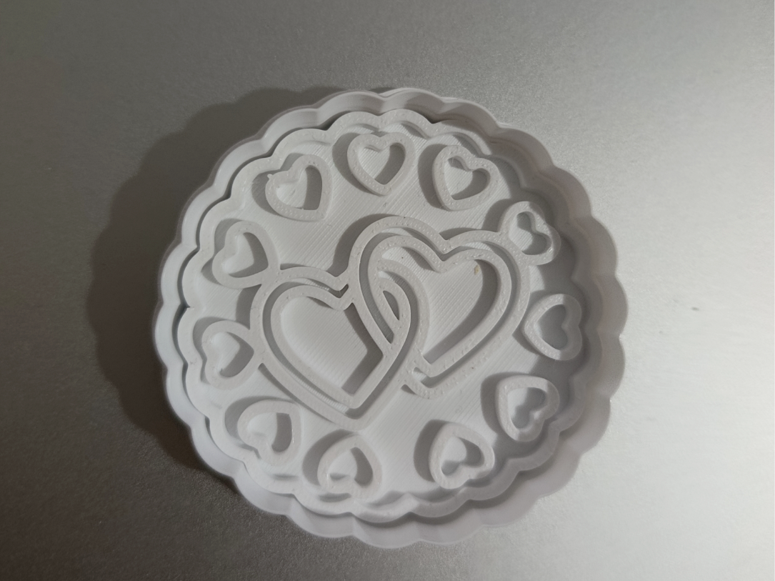 Formina cuore intrecciato circondato da cuoricini