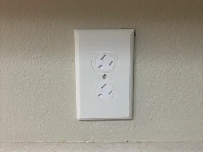 Outlet Cover (Self-Closing)