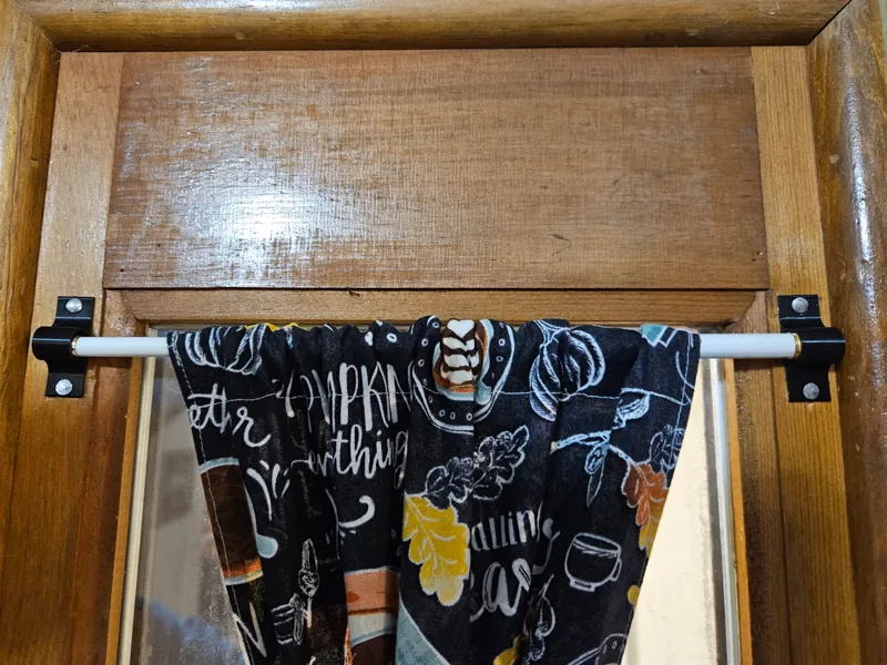 Simple small single curtain rod holder