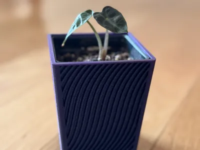 Square pot with swirl effect