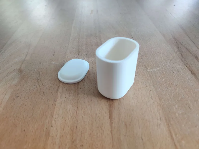 Small box with a cap