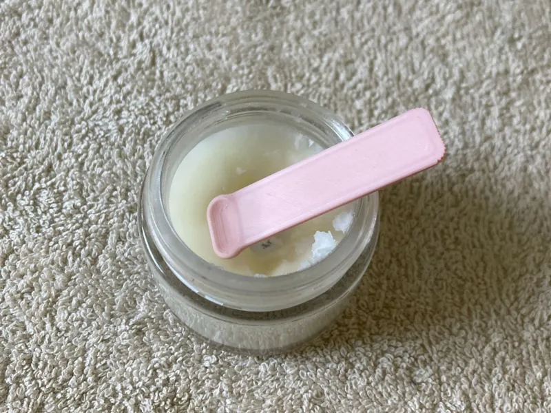 Cosmetic Spatula with Scraper