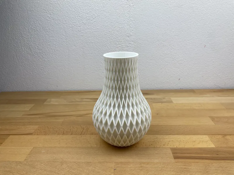 WaveVase – fließende, wellenartige Form