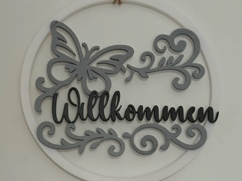 Willkommen-Schild mit Schmetterling
