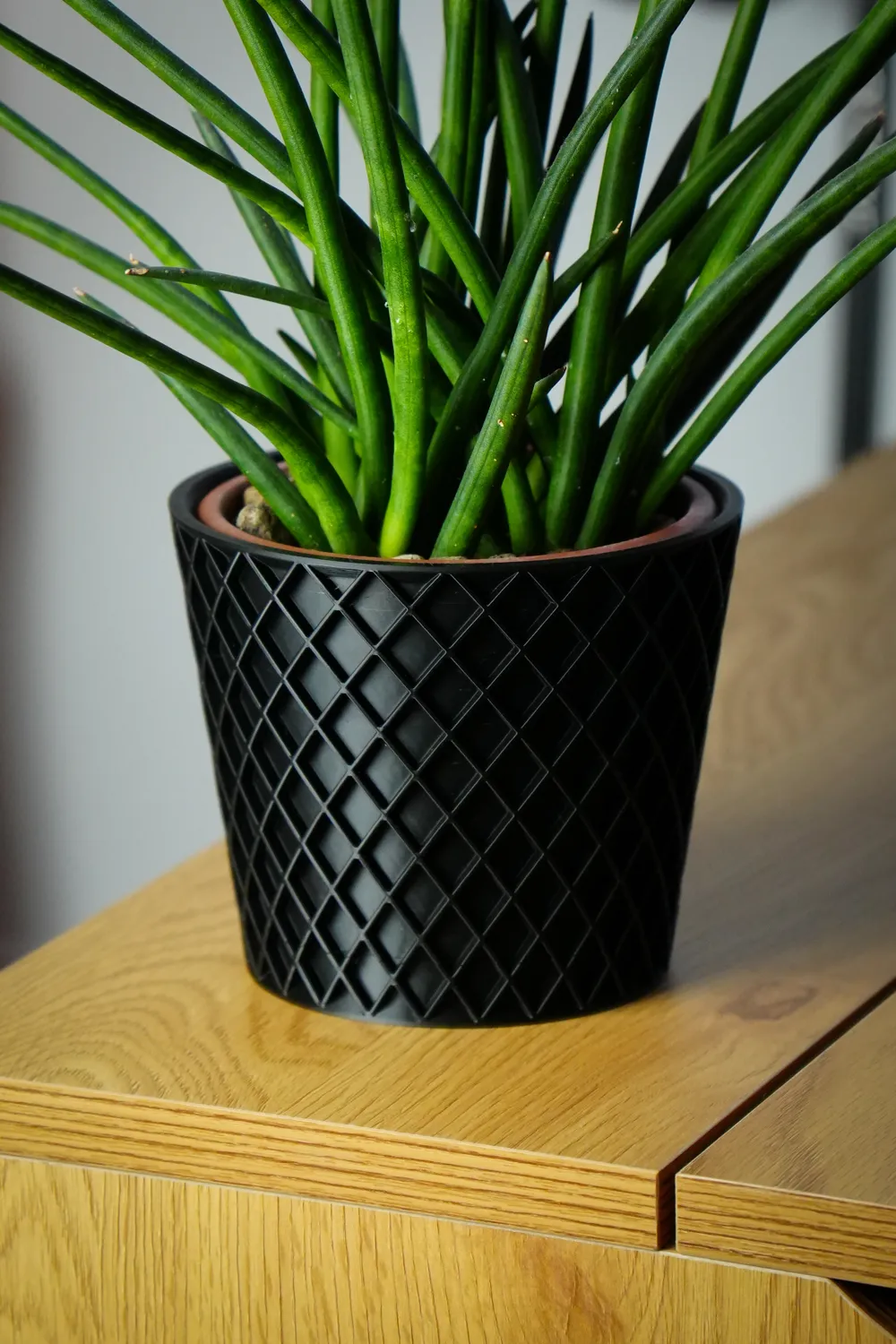 PLANTER WITH TWISTABLE DRIP TRAY - KNURLED - Free 3D Print Model ...
