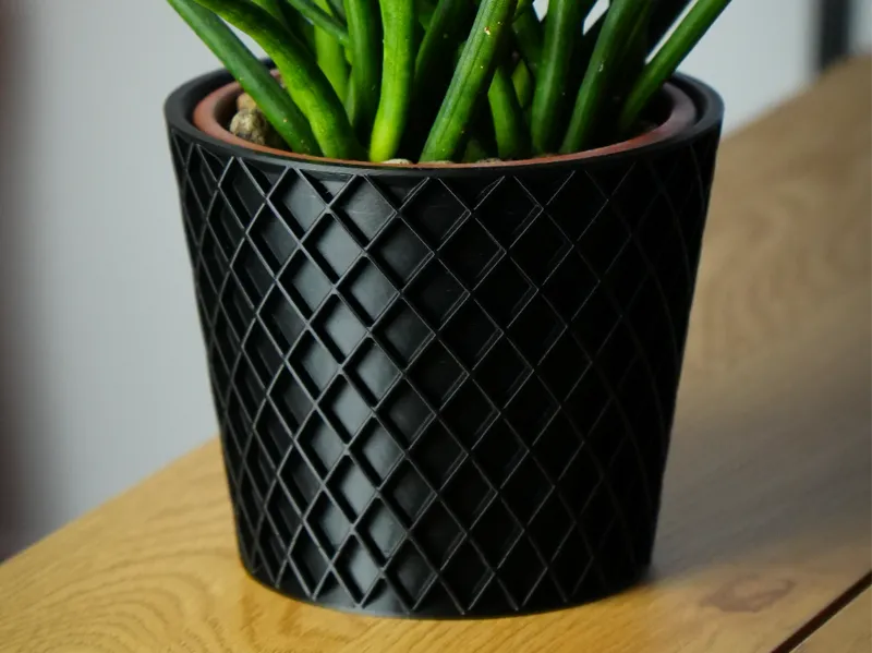 PLANTER WITH TWISTABLE DRIP TRAY - KNURLED