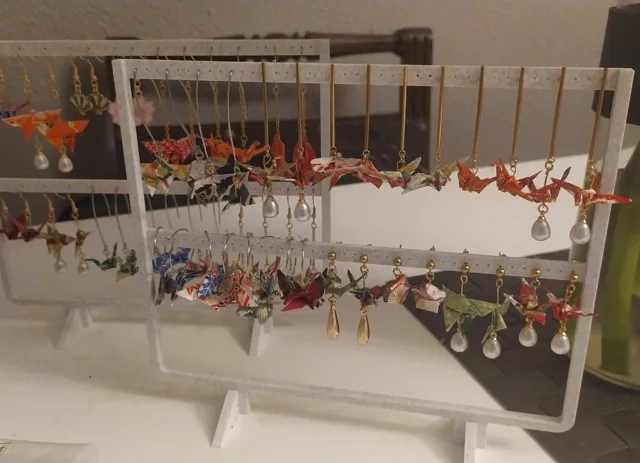 Customizable simple earring stand
