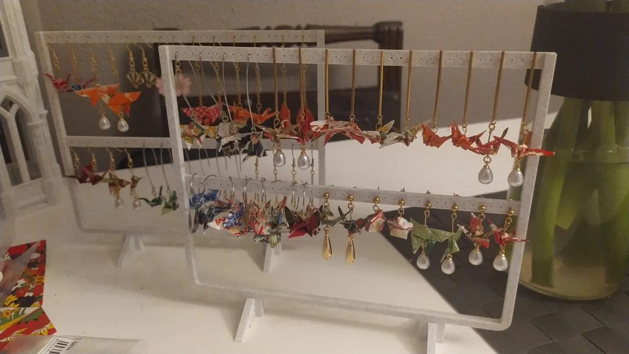 Customizable simple earring stand view 2