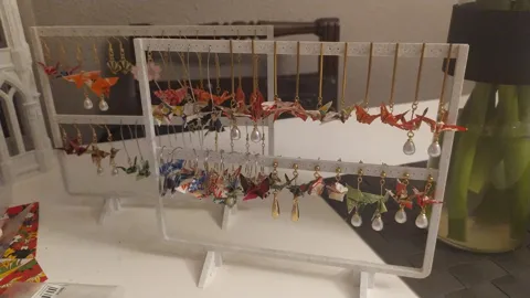 Customizable simple earring stand view 2