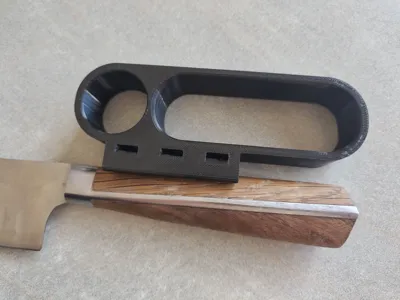 Universal handle for tetraplegic hand