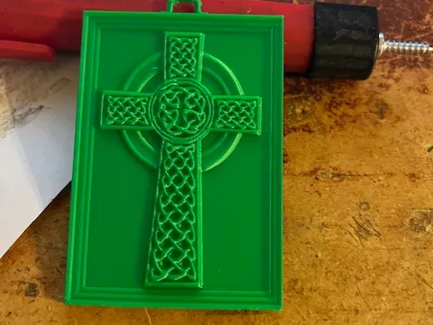 Croix celtique en relief