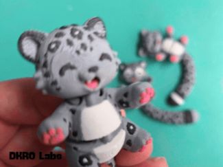 Snow Leopard Flexi Keychain – Cute Articulated Toy