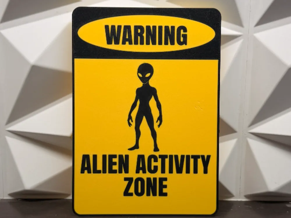 Letrero o emblema decorativo: cartel alien activity zone. Referencia del modelo original.