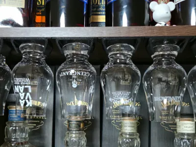 Glencairn Whisky Glass Under-Shelf Holder