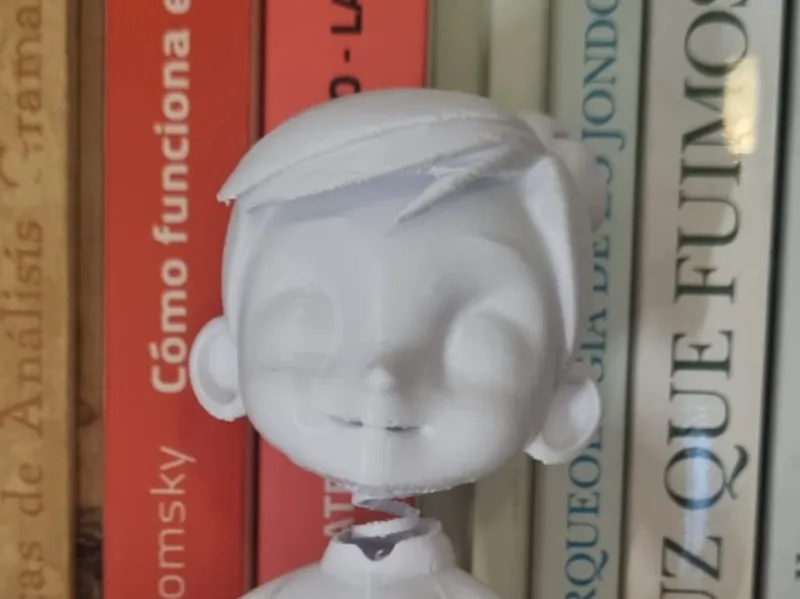 Bobbleheads de una cabezona que mira al cielo