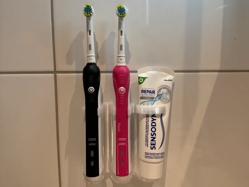 Oral-B toothbrush + toothpaste wall mount