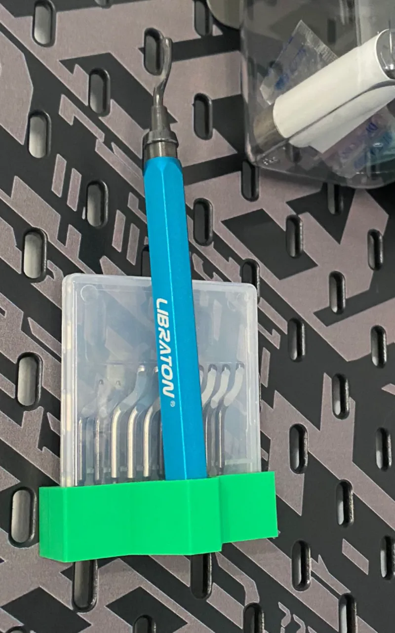 Deburring toll holder for Skadis