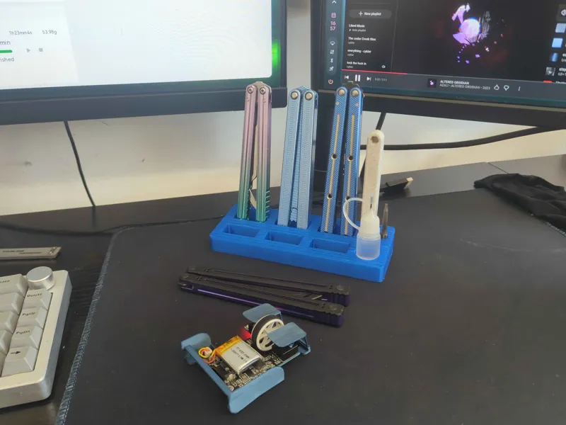 6x Balisong Stand (vertical) + Lube Bottle + Glidr