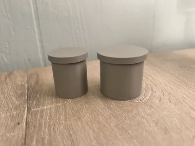 Twist lock container