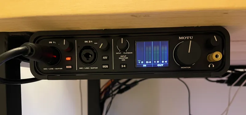 MOTU M4 Desk Mount