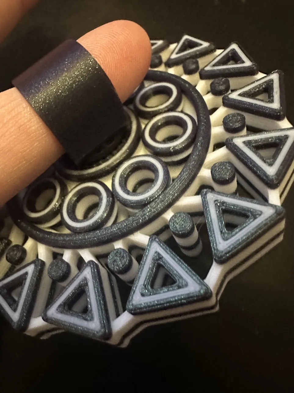 Fidget Spinner Desk stand with a twist! by emilskibsted MakerWorld ...