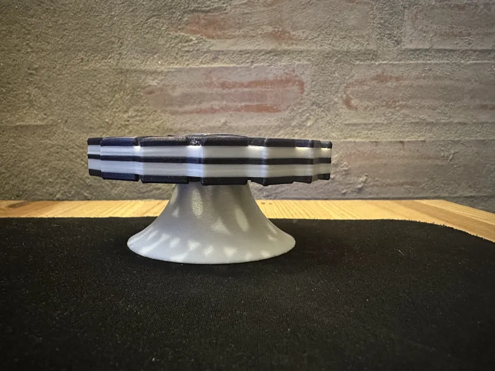Fidget Spinner Desk stand with a twist! by emilskibsted MakerWorld ...