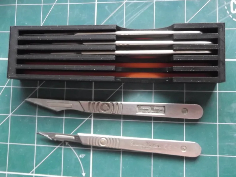 Scalpel tray for 5 scalpels