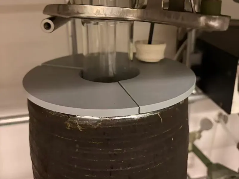 Cooling trap cover for liquid nitrogen dewar
