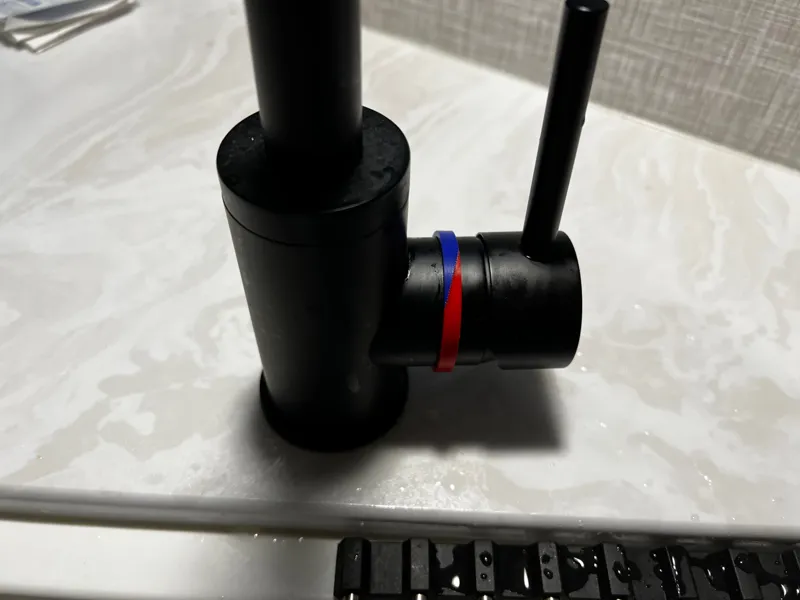 hot/cold color coded sink band