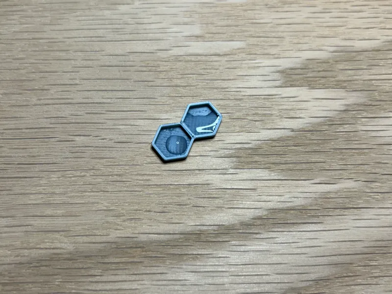Low profile ant food and water tray