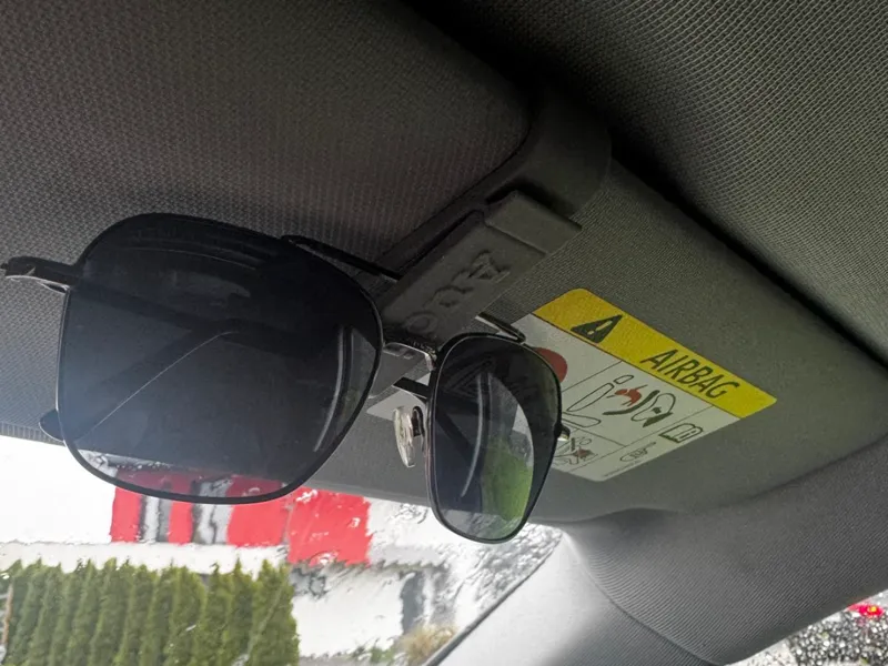Sonnenbrillenhalter Auto