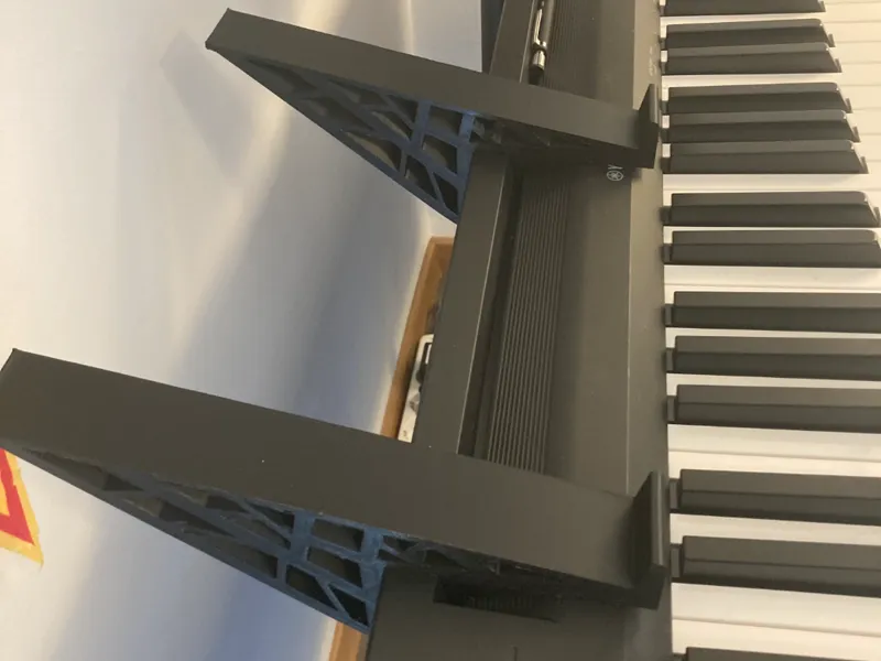 Sostegno a incastro su Yamaha P-145 per portatile