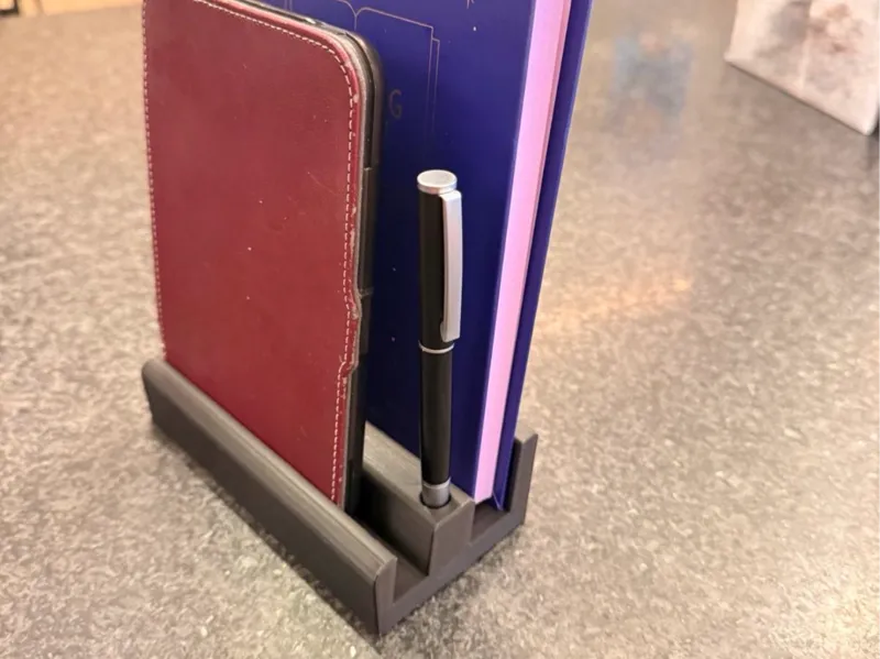 E-reader Tolino stand + book + pen holder