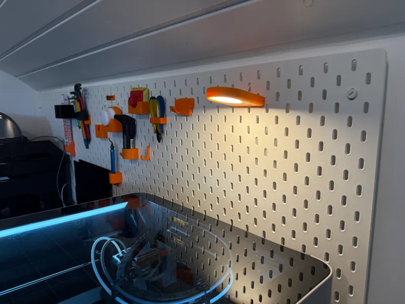Skadis Halterung für IKEA Strimsav Lampe