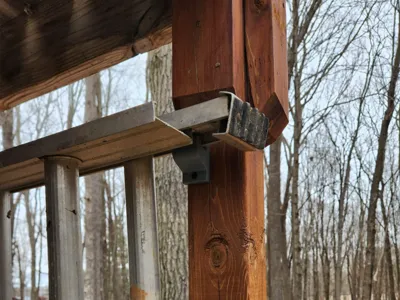 Extension ladder hanging bracket