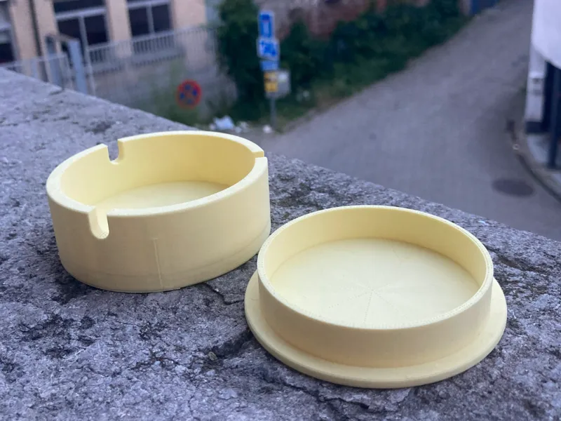 Minimalistic Ash tray with lid
