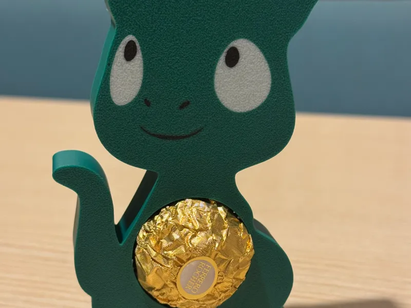 Dino mit Ferrero Bauch