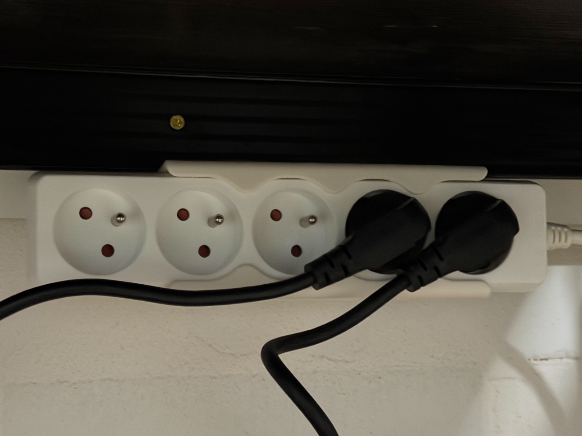 Power strip mounting bracket holder