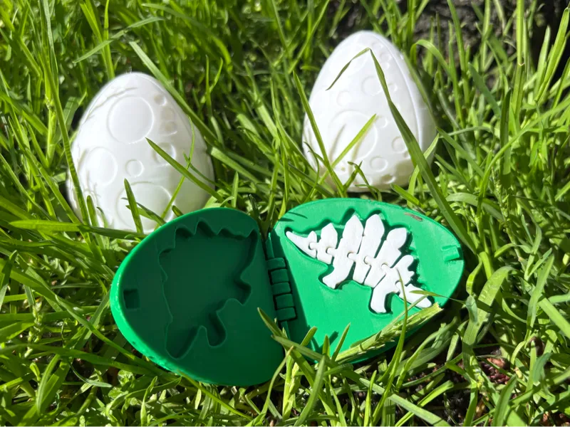 Flexi stegosaurus surprise egg - snaps shut