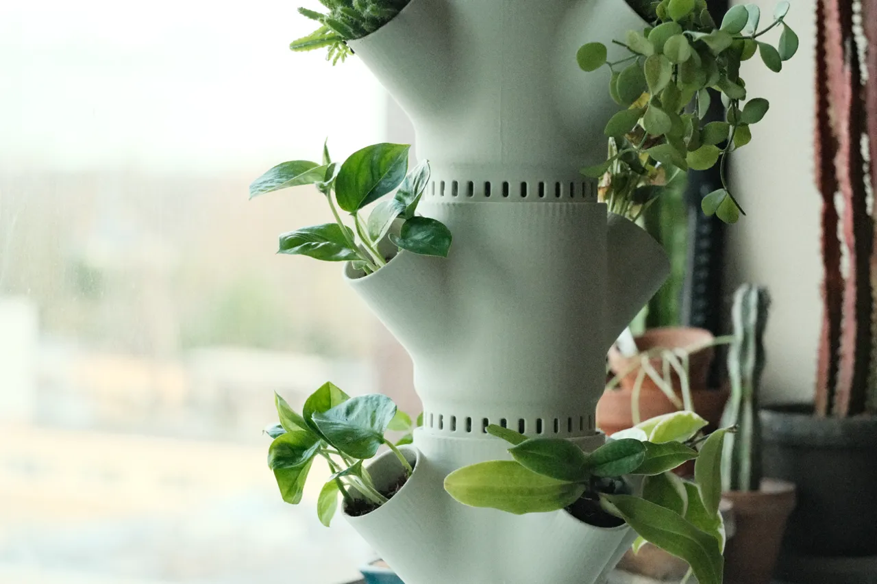 Modular vertical plant system view 3