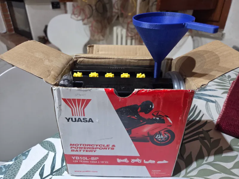 Imbuto per inserimento liquidi nelle BATTERIE 