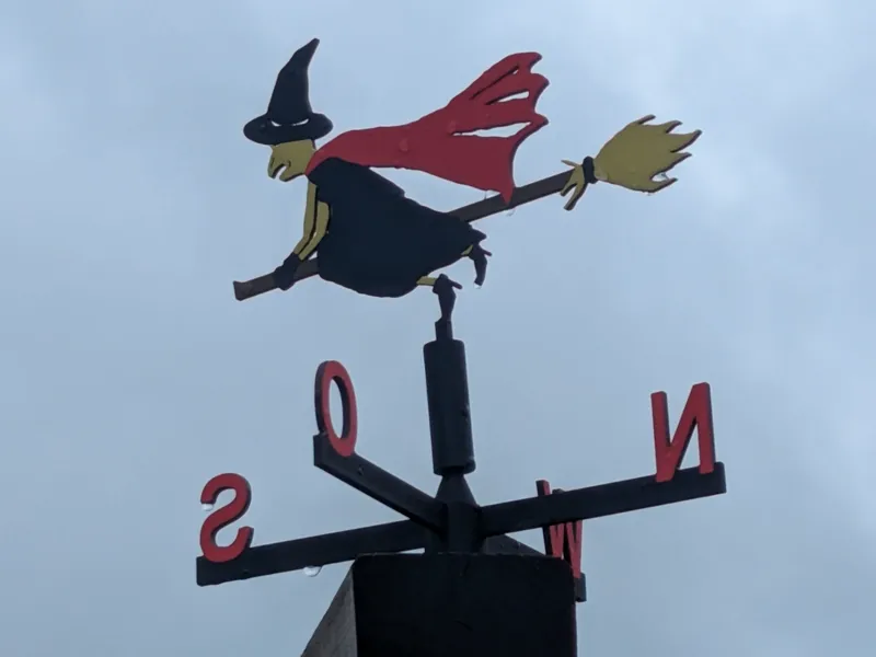 Funktionierende Wetterhexe - Wetterfahne